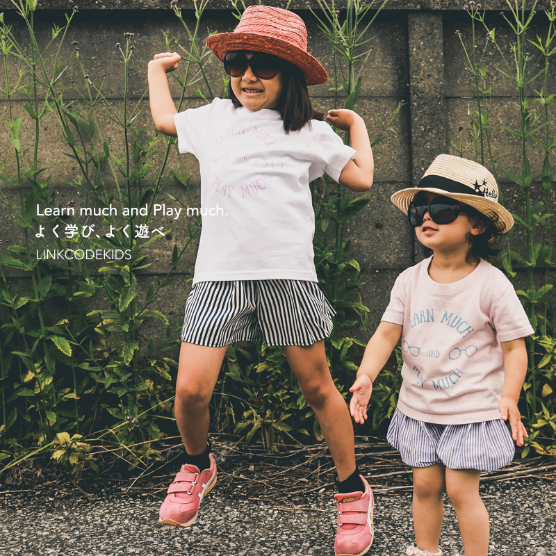 兄弟でジャンプする親子リンクコーデ