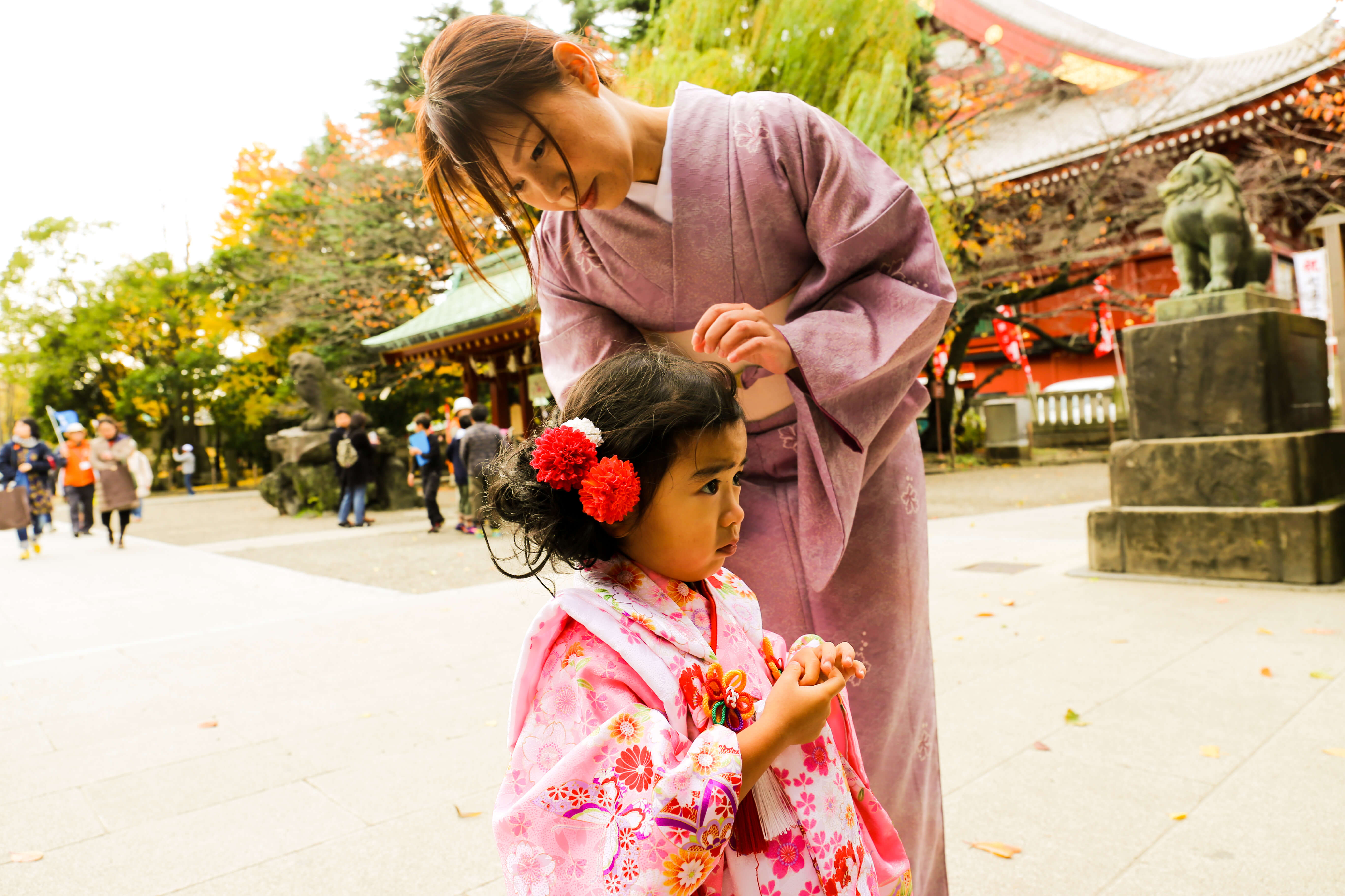 娘の髪の毛を整えてくれるママ