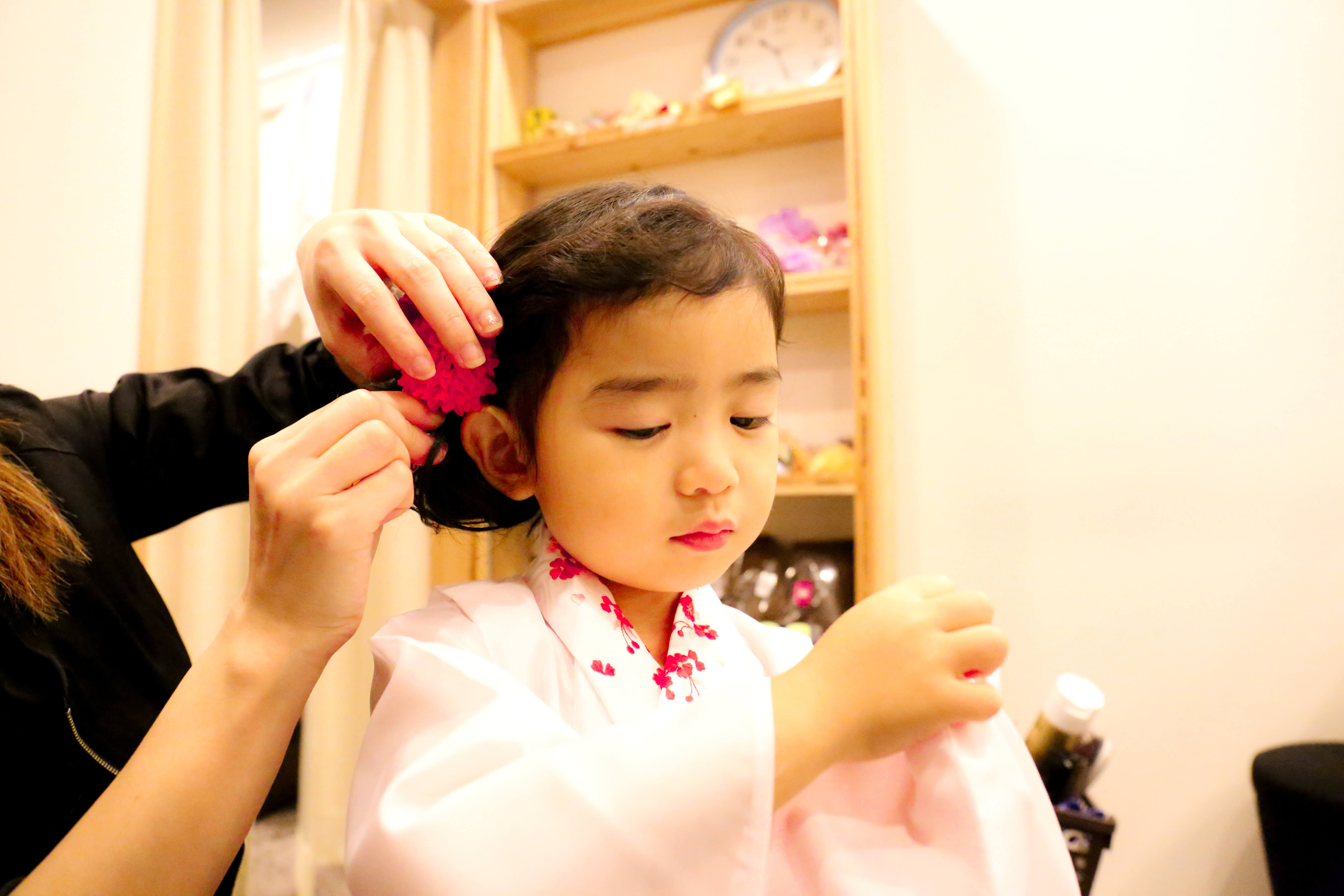 初めての七五三ヘアメイクで緊張気味なキッズ