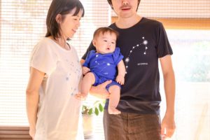 12星座でパパとママ、ロンパースを着た赤ちゃんがリンクコーデ