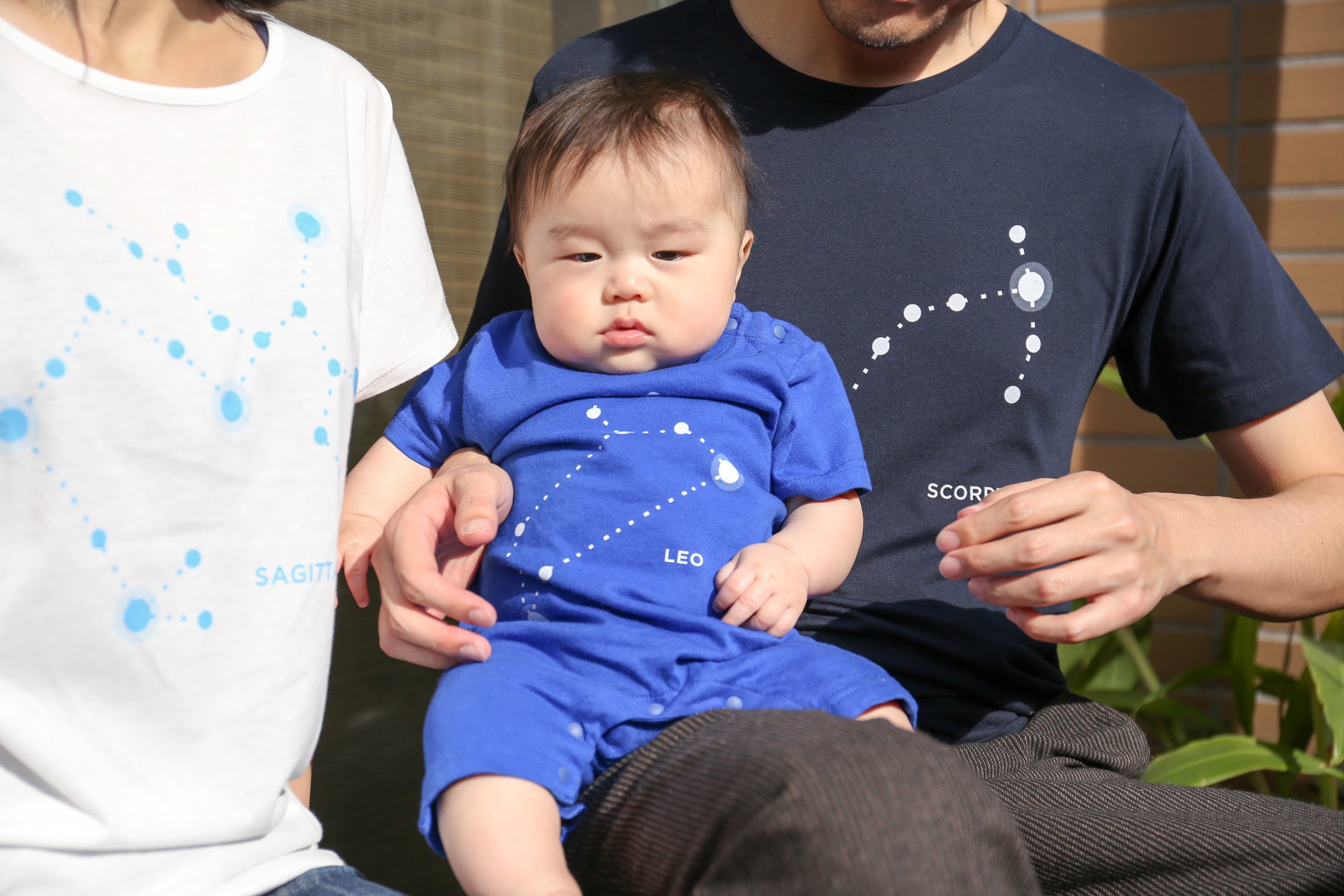 親子３人で並んで星座のペアルック写真