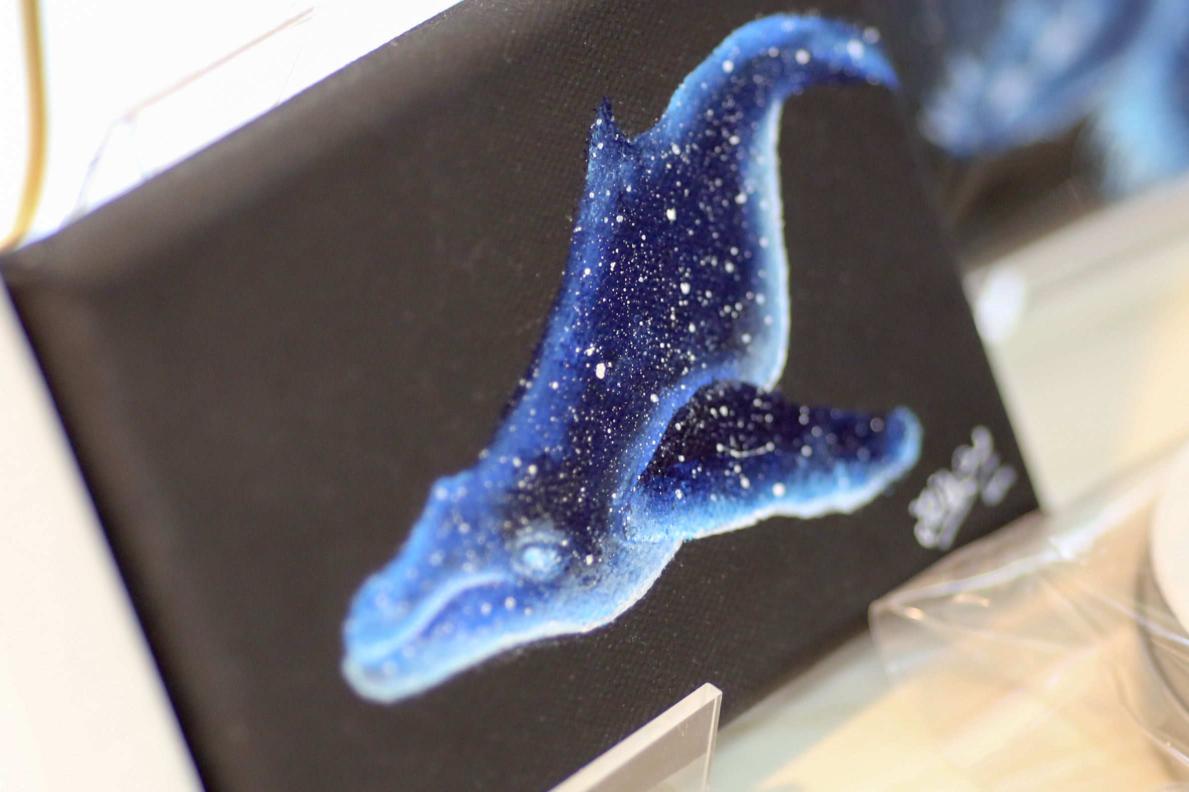 自閉症のアーティスト莉菜ちゃん（RINA）が描くクジラの中に星空がある絵
