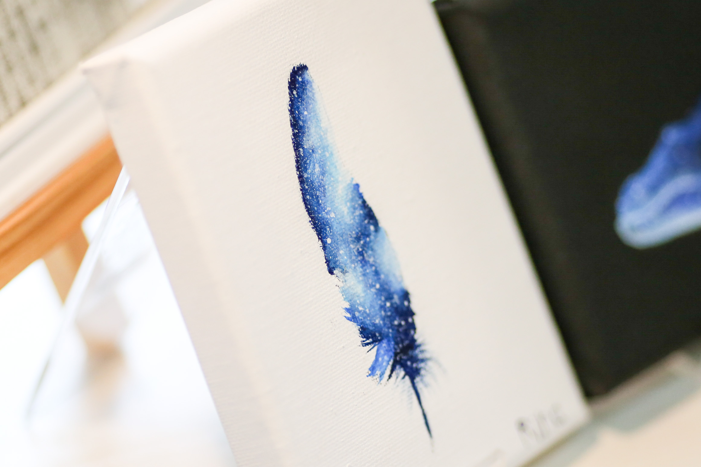 自閉症のアーティスト吉崎莉菜ちゃん（RINA）が描く羽の中に星空がある絵