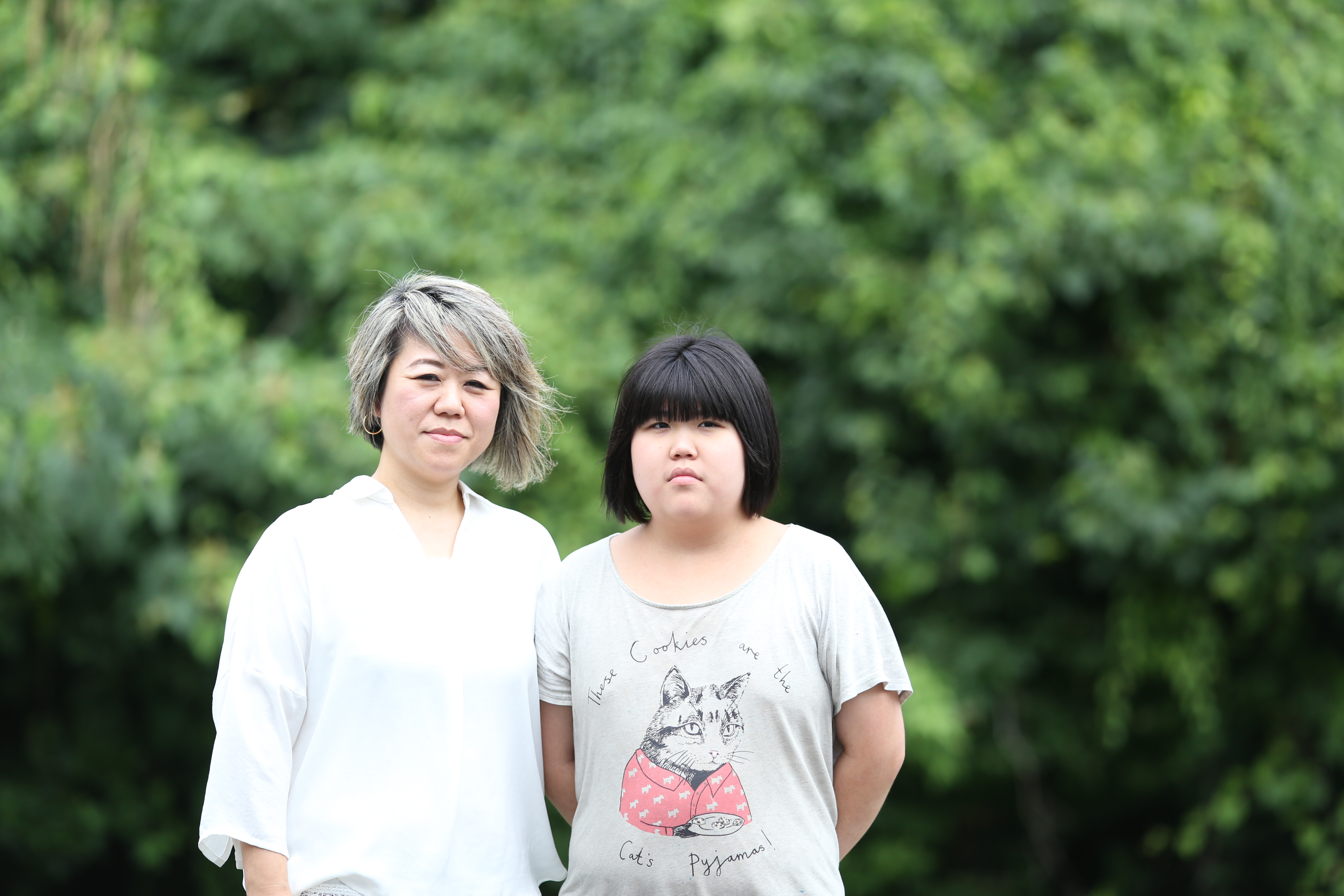 RINAちゃんとママが二人並んで外で撮った写真