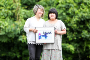 自閉症のりなちゃんとママが二人並んで撮影