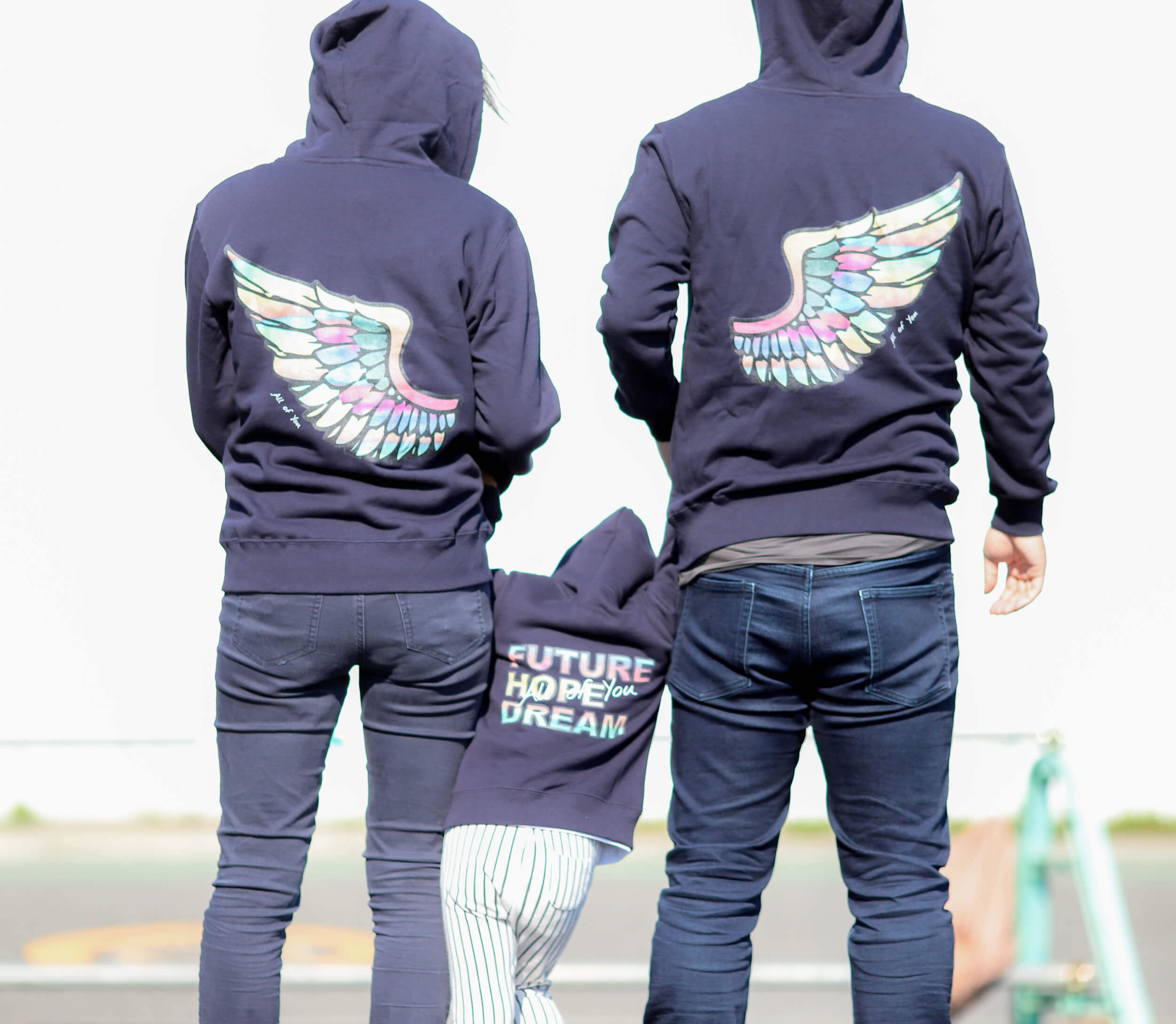 futurewingを着た後ろ向きの家族