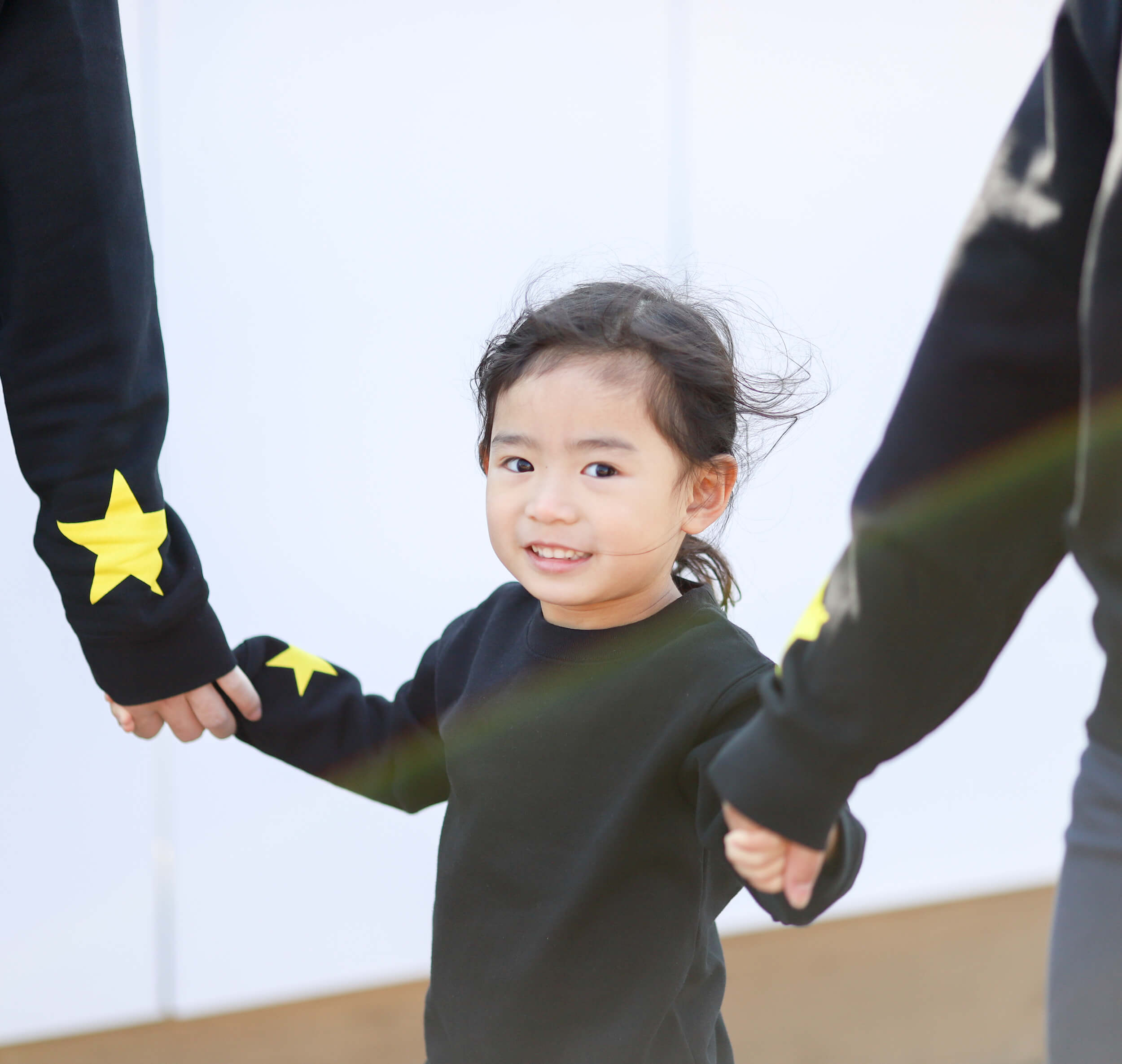 親子３人で手を繋いで