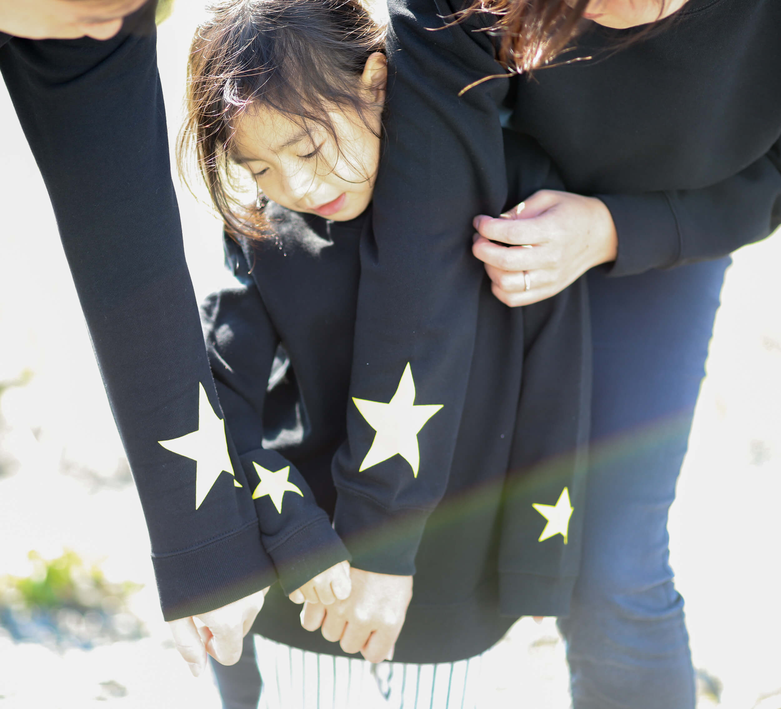 家族３人で星を見せている