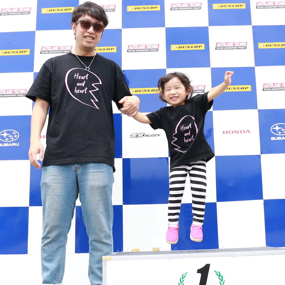 キッズとパパが表彰台で親子リンクコーデ