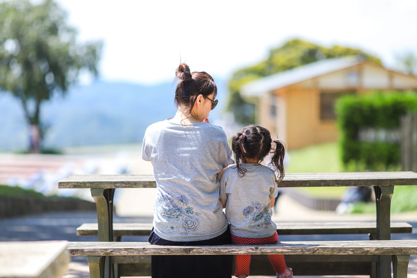 後ろから見たママとキッズお揃い