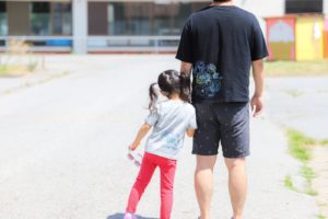 パパと娘が並んで親子リンクコーデFlowers