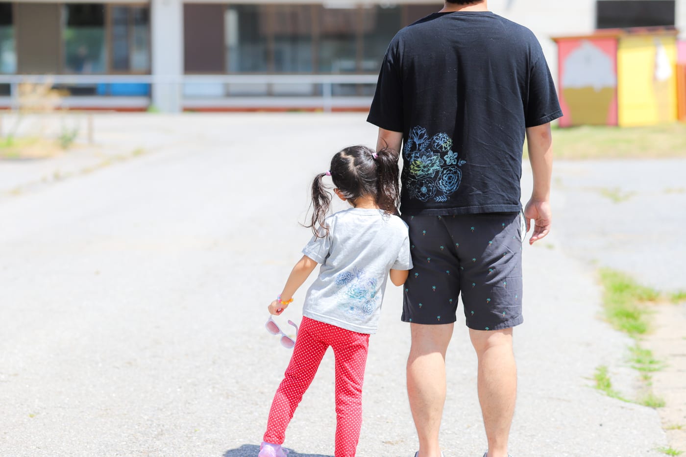 パパと娘が並んで親子リンクコーデFlowers