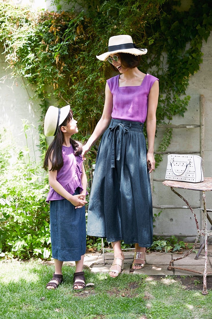 デニムスカートを履いたママと娘