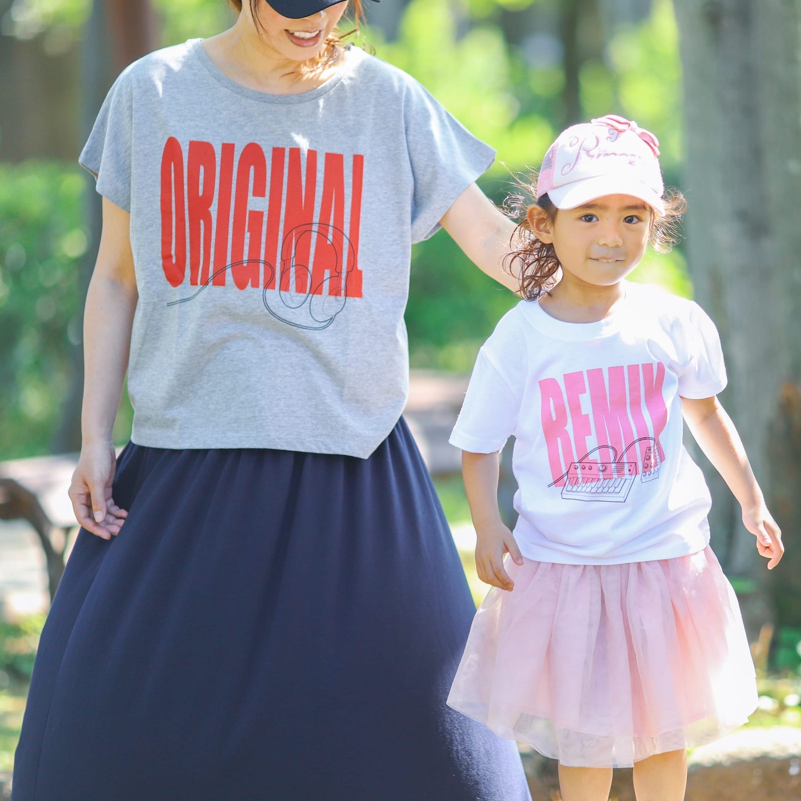 ママとキッズでORIGINAL&REMIXTシャツでポーズ
