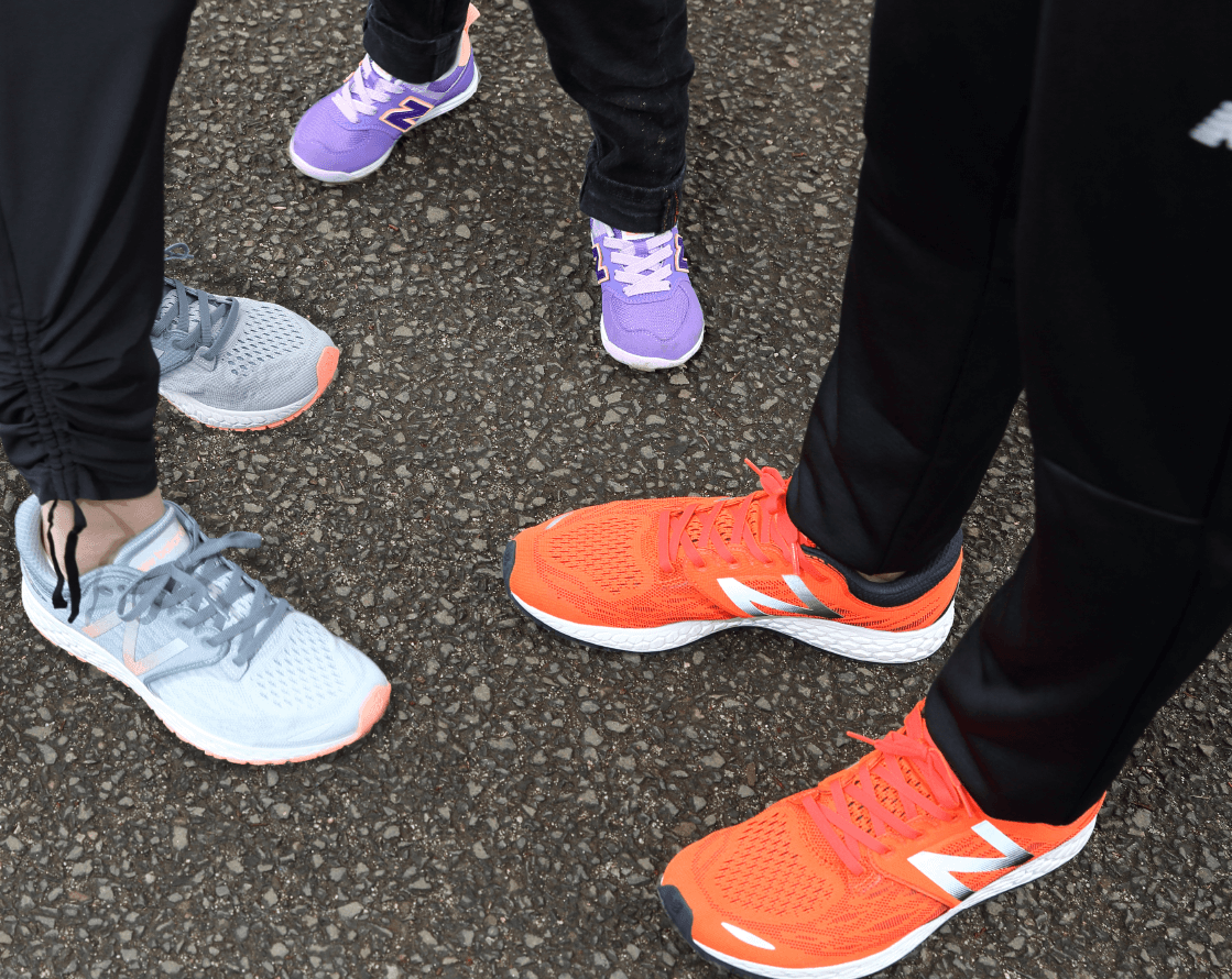 親子で色違いのスニーカーを履く